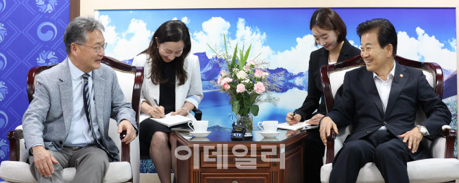 대화 나누는 정동영 장관-조셉 윤 주한미대사 대리                                                                                                                                                   