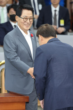 뜨거운 조국 사면론…박지원 "李 대통령 당선에 큰 기여"