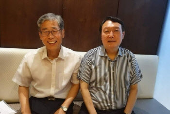 신평 “尹, 사형수 쓰는 독방에 넣어”…전한길엔 “잠재력 대단”