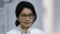 건진법사 법당서 김건희 예전 폰 발견…“혐의 연관성 없어” 주장