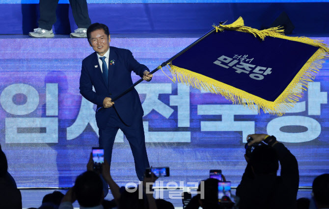 당기 흔드는 정청래 더불어민주당 대표                                                                                                                                                              