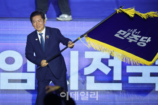 당기 흔드는 정청래 신임 더불어민주당 대표                                                                                                                                                         