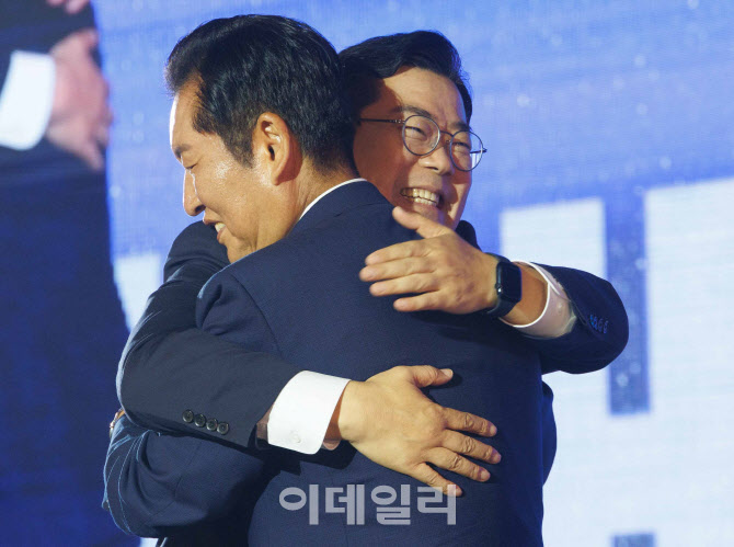 정청래 대표 축하하는 박찬대                                                                                                                                                                       