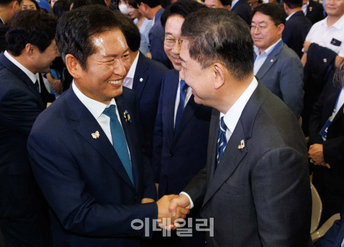 김병기 원내대표로부터 축하받는 정청래 신임 더불어민주당 대표