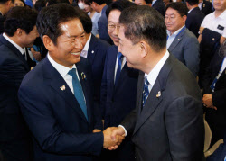 [포토]김병기 원내대표로부터 축하받는 정청래 신임 더불어민주당 대표                                                                                                                                      