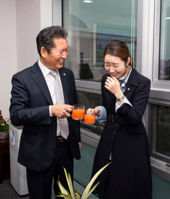 정청래 "강선우 든든한 울타리 될것…의정활동 잘하자 했다"