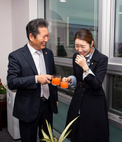 정청래 "강선우 든든한 울타리 될것…의정활동 잘하자 했다"
