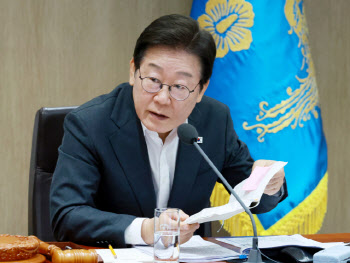 李 대통령 “가짜 뉴스 유튜버, 수익 몇 배 배상 검토하라”