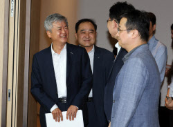 [포토]밝게 웃으며 대미 통상전략 라운드 테이블 입장하는 이인호 부회장-정철 원장                                                                                                                          