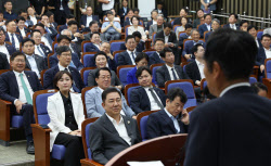 [포토]의원총회, '정청래 당대표 발언 듣는 의원들'                                                                                                                                              