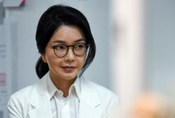 김건희 측 “묵비권 안 쓴다...직접 다 설명” 포토라인 선다