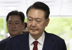 “尹 허리 안 좋아...순방마다 매트리스 싣고 다녀”