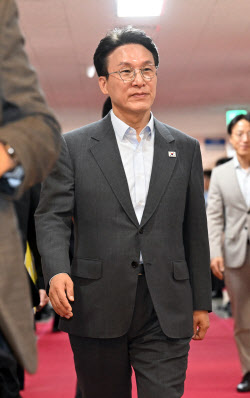 [포토]국무회의 입장하는 김민석 국무총리                                                                                                                                                                 