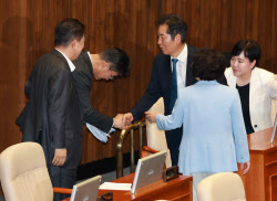 [포토]'필리버스터' 노종면 의원 격려하는 정청래 대표                                                                                                                                           