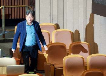 &apos;차명거래 의혹&apos; 이춘석, 민주당 자진탈당…법사위원장도 사임
