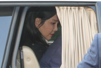 특검, 김건희 질문만 100쪽…직접 연결고리 캔다