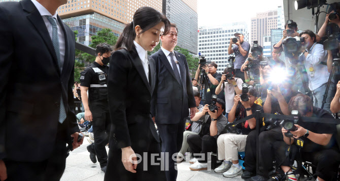 김건희 "저같이 아무것도 아닌 사람이 심려끼쳐 죄송"                                                                                                                                      