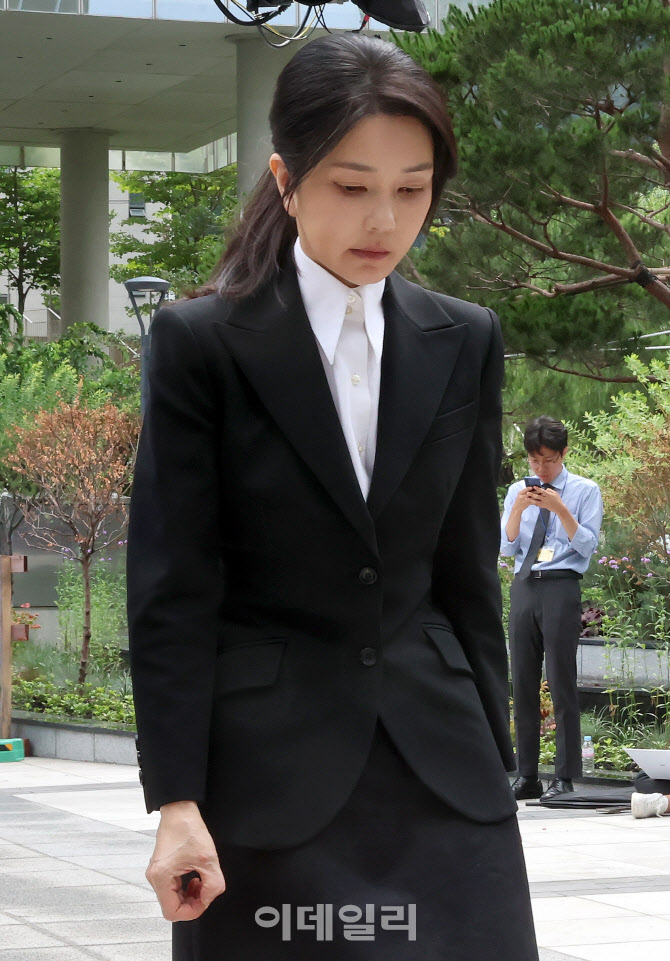 고개 숙이고 특검 향하는 김건희 여사                                                                                                                                                               