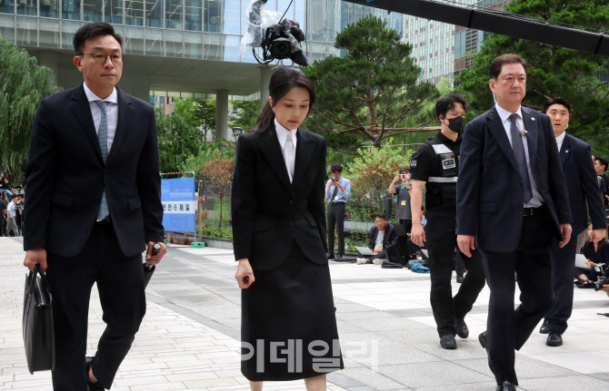 헌정 사상 전 영부인 첫 ‘공개 소환’                                                                                                                                                              