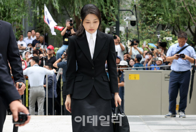 김건희 여사, 피의자 신분으로 특검 출석                                                                                                                                                            
