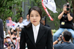 피의자 김검희 여사, 포토라인 선 첫 전직 영부인 되다