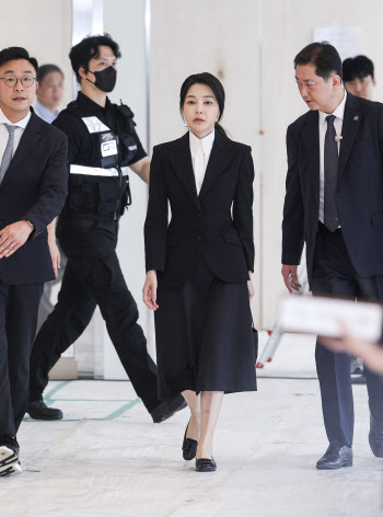 [속보]특검, 김건희 오전 조사 종료…오후 1시 재개