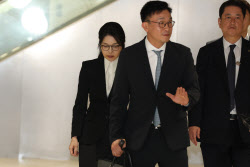 [포토]김건희 여사, 조사 마치고 묵묵부답으로 이동                                                                                                                                                        