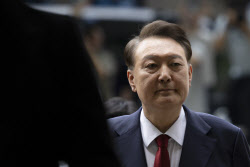 [속보]김건희 특검, 尹 체포영장 재집행…서울구치소 진입