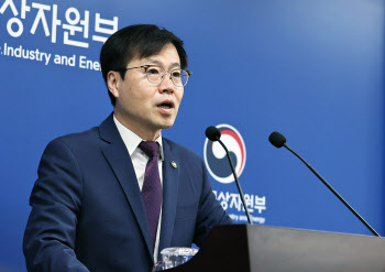 반도체 ‘100% 관세’ 엄포에 업계 긴장…韓 최혜국 대우 실효 낼까