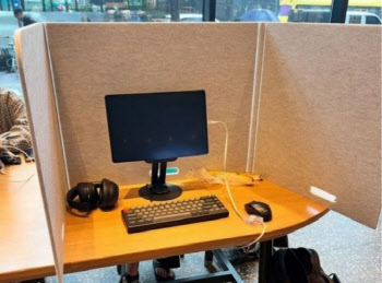 스벅 &apos;진상 카공족&apos; 막는다…개인 데스크탑·칸막이 금지