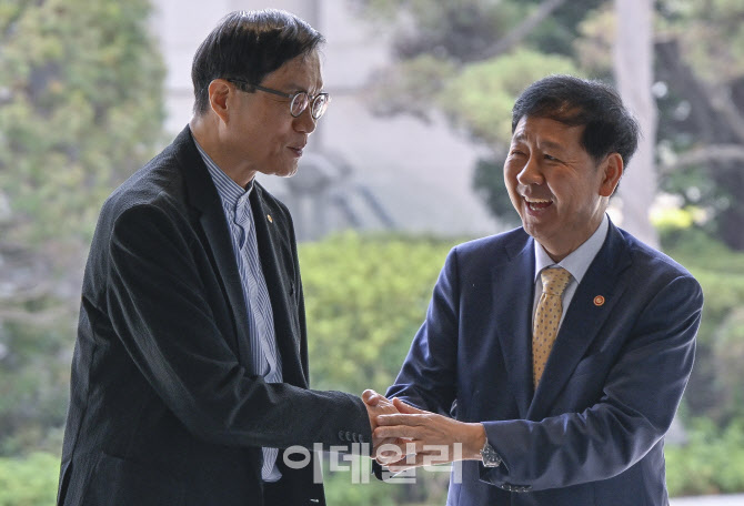 인사 나누는 경제 수장들                                                                                                                                                                           