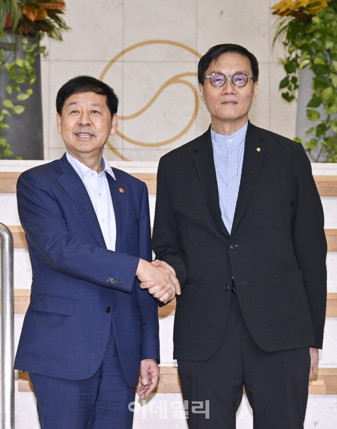 구윤철 부총리-이창용 총재 악수                                                                                                                                                                    