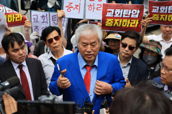 [단독]전광훈 &apos;자금줄&apos; 의혹 선교카드…농협銀 "문제없다" 결론