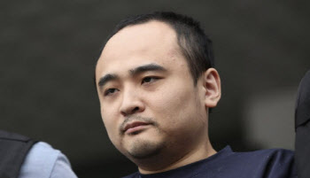 "모텔비 얼마?" 반말에 욱해 살인...감옥서도 교도관에 &apos;박치기&apos; [그해 오늘]