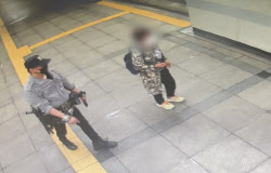 "해외 직구로 구매"…가짜 경찰복 차림으로 활보한 남성 검거