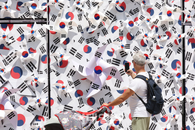관광객들에게 신기한 '태극기 언덕'                                                                                                                                                       