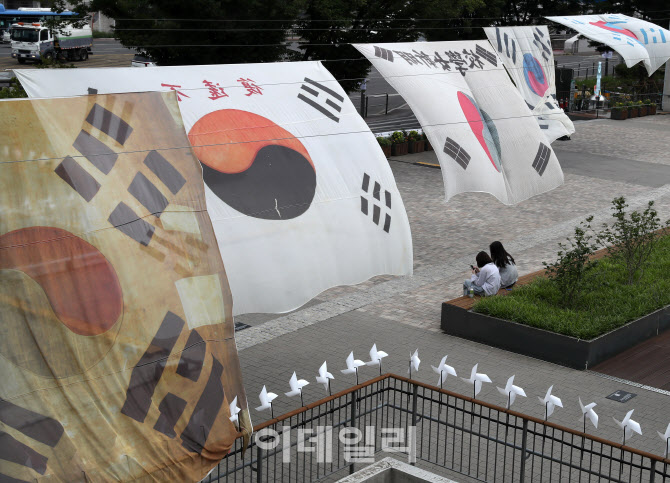  노들섬, 시대별 태극기 전시                                                                                                                                                                       