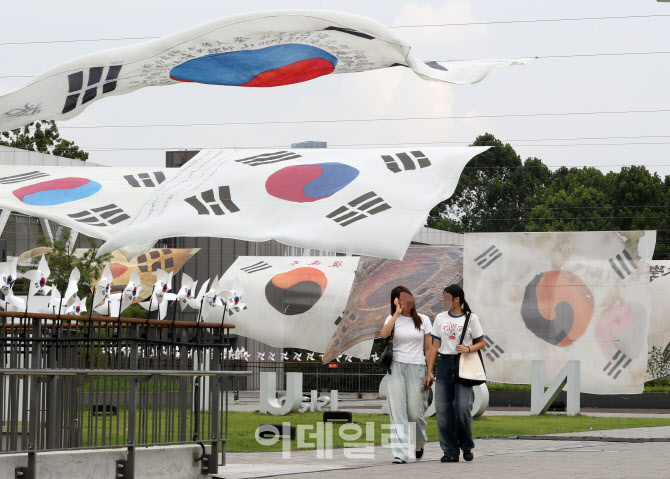  태극기로 뒤덮힌 노들섬                                                                                                                                                                           