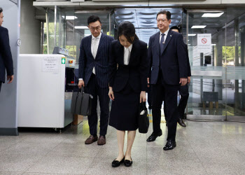尹부부 동시 구속기로…김건희 법원 출석 질문에 &apos;묵묵부답&apos;