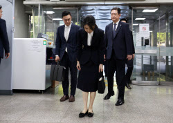 尹부부 동시 구속기로…김건희 법원 출석 질문에 &apos;묵묵부답&apos;