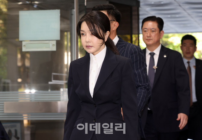법정으로 향하는 김건희 여사                                                                                                                                                                       