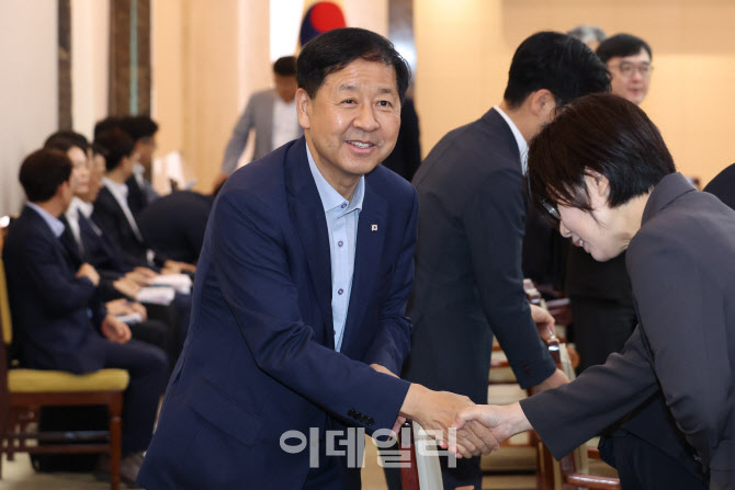 위원들과 인사하는 구윤철 부총리                                                                                                                                                                   