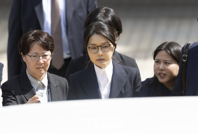 '김건희 구속영장심사 4시간 25분만에 종료'                                                                                                                                               