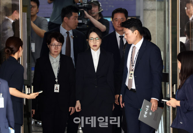 영장심사 종료, '법원 나서는 김건희' 