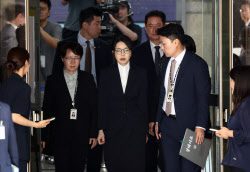 [포토]영장심사 종료, '법원 나서는 김건희'                                                                                                                                                     