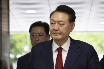 “尹, 법원 폭동 전날 ”전광훈에 SOS“ 문자” 의혹...일파만파