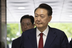 “尹, 법원 폭동 전날 ”전광훈에 SOS“ 문자” 의혹...일파만파