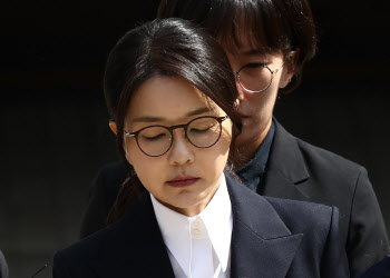 [속보]김건희 전격 구속…法 "증거인멸 우려"