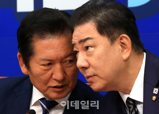 '논의하는 정청래-김병기'                                                                                                                                                                