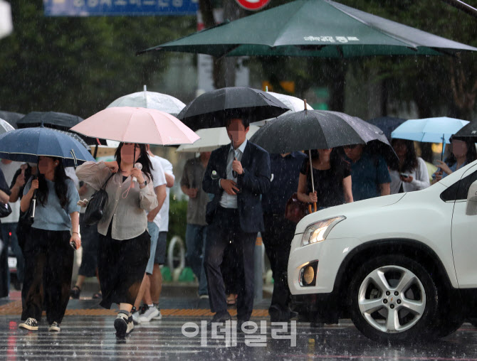  호우주의보 속 출근길                                                                                                                                                                             